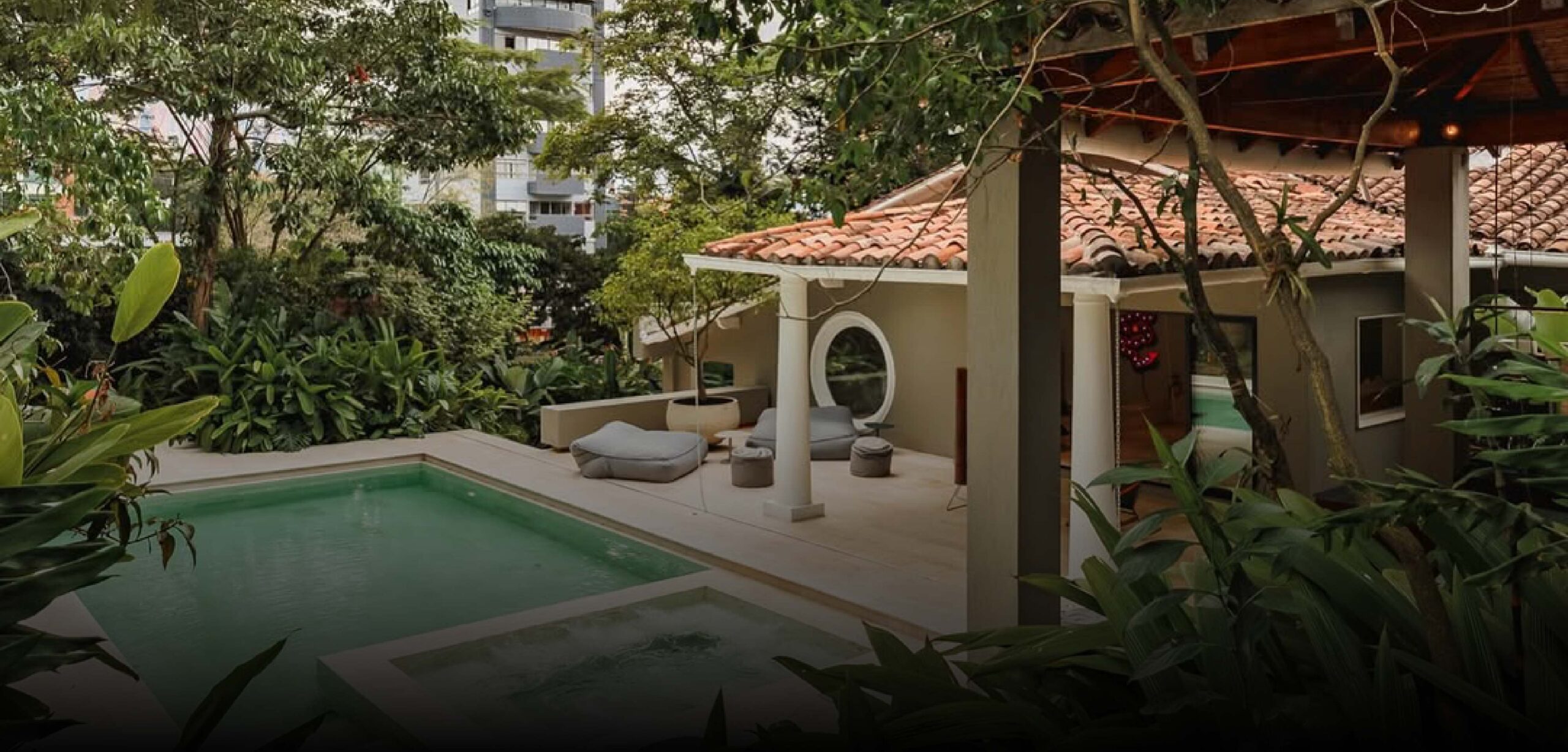 Casa Uribe en El Poblado, una joya arquitectónica restaurada. Casa de lujo con piscina y diseño exclusivo para estadías únicas en Medellín.